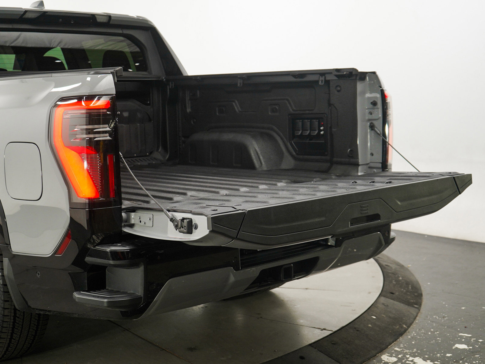 Used 2024 GMC Sierra EV Denali image 9