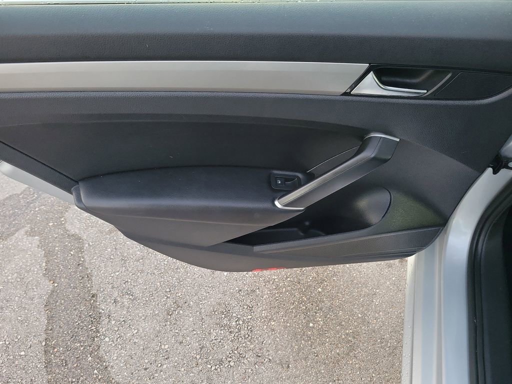 Used 2021 Volkswagen Passat 2.0T SE image 11