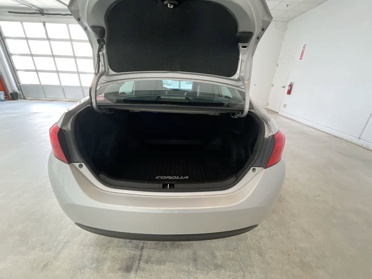 Used 2018 Toyota Corolla SE FWD image 22