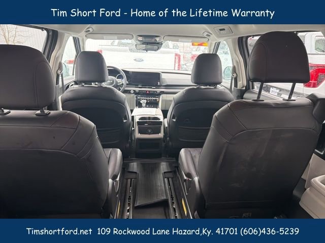 Used 2024 Kia Carnival EX image 10