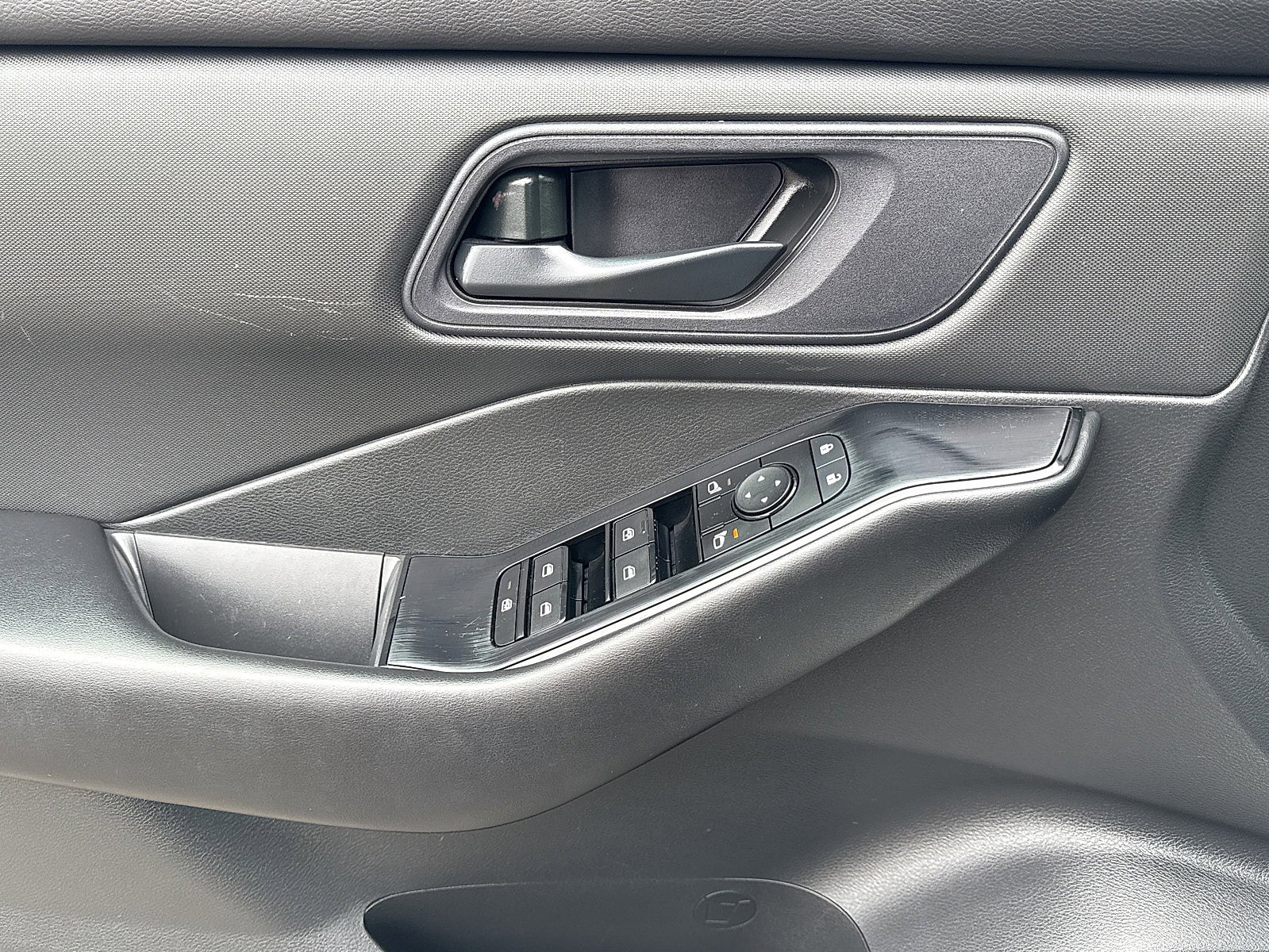 Used 2024 Nissan Rogue S FWD image 12