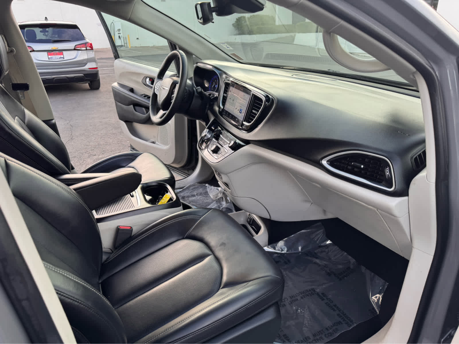 Used 2023 Chrysler Pacifica Touring-L image 15