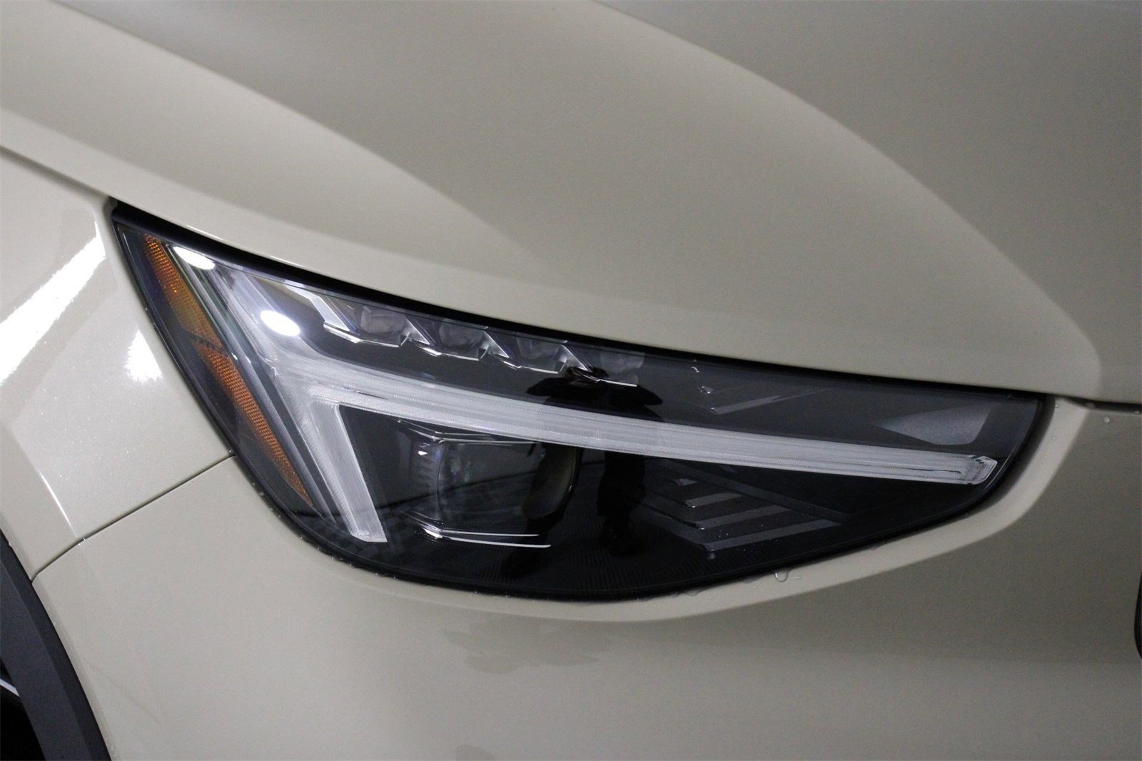 New 2025 Volvo XC40 B5 Ultra w/ Climate Package image 14