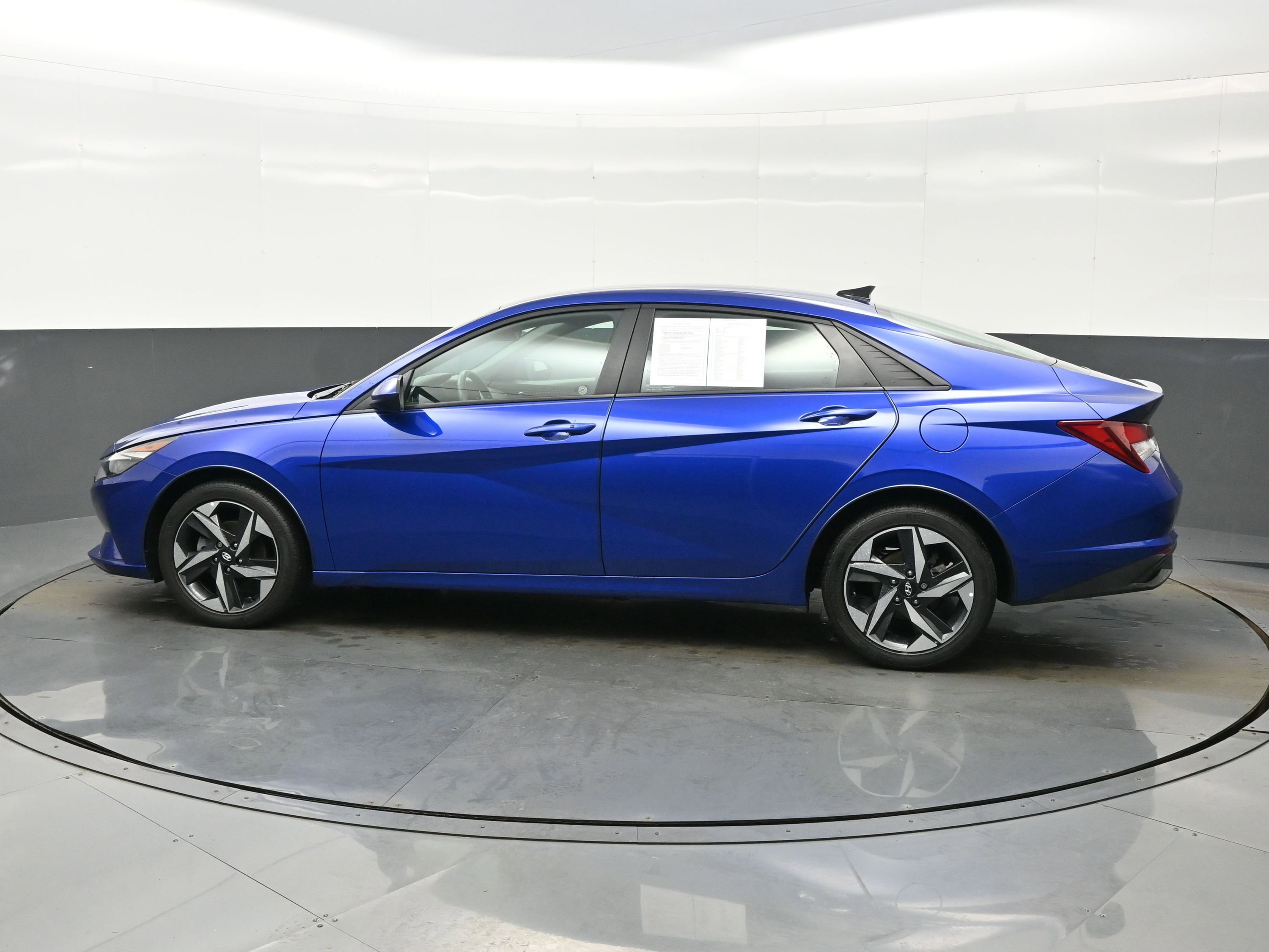 Used 2023 Hyundai Elantra SEL w/ Convenience Package image 3