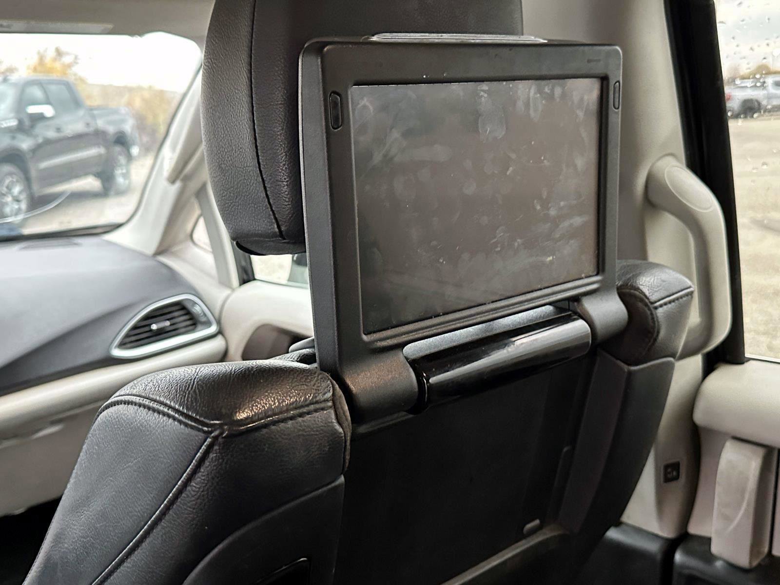 Used 2018 Chrysler Pacifica Touring-L Plus w/ Tire & Wheel Group image 12