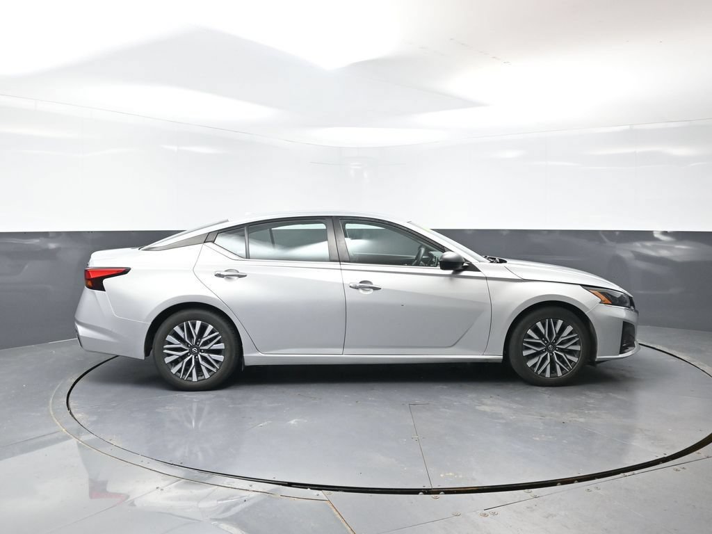 Used 2024 Nissan Altima 2.5 SV FWD image 3