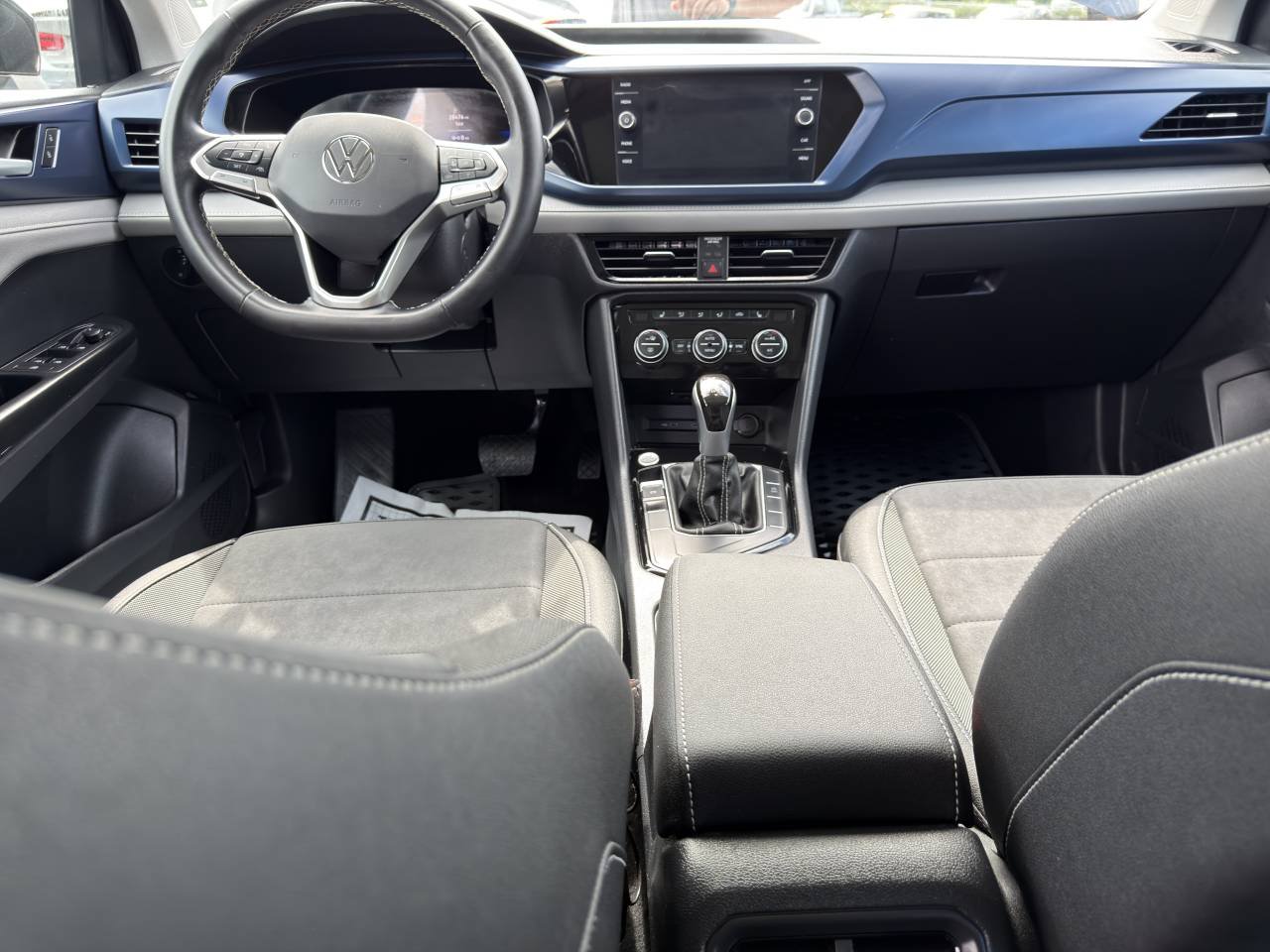 Used 2024 Volkswagen Taos SE w/ Panoramic Sunroof Package FWD image 16