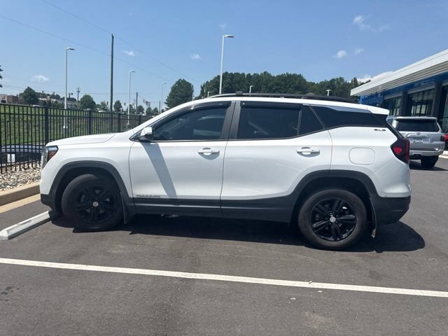 Used 2022 GMC Terrain SLE w/ Driver Convenience Package FWD image 2