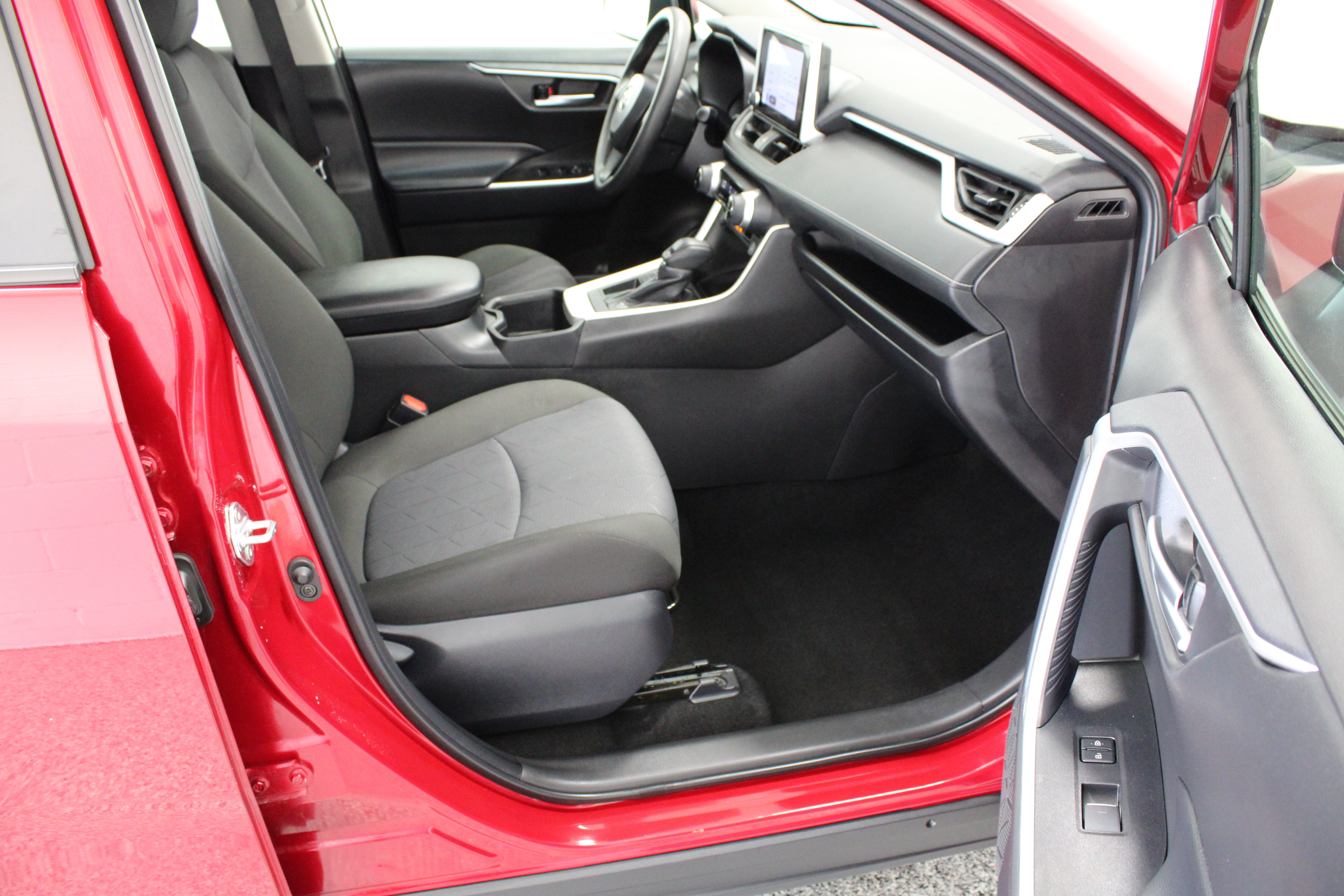 Used 2025 Toyota RAV4 XLE FWD image 36