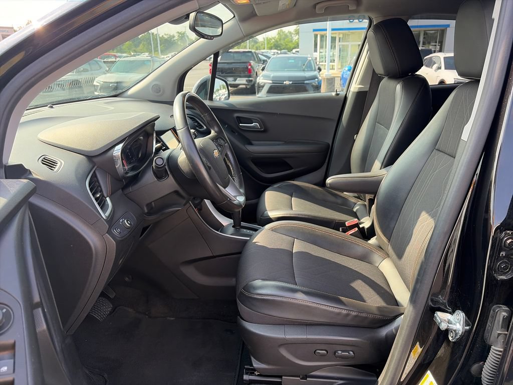 Used 2019 Chevrolet Trax LT w/ LT Convenience Package AWD/4WD image 14