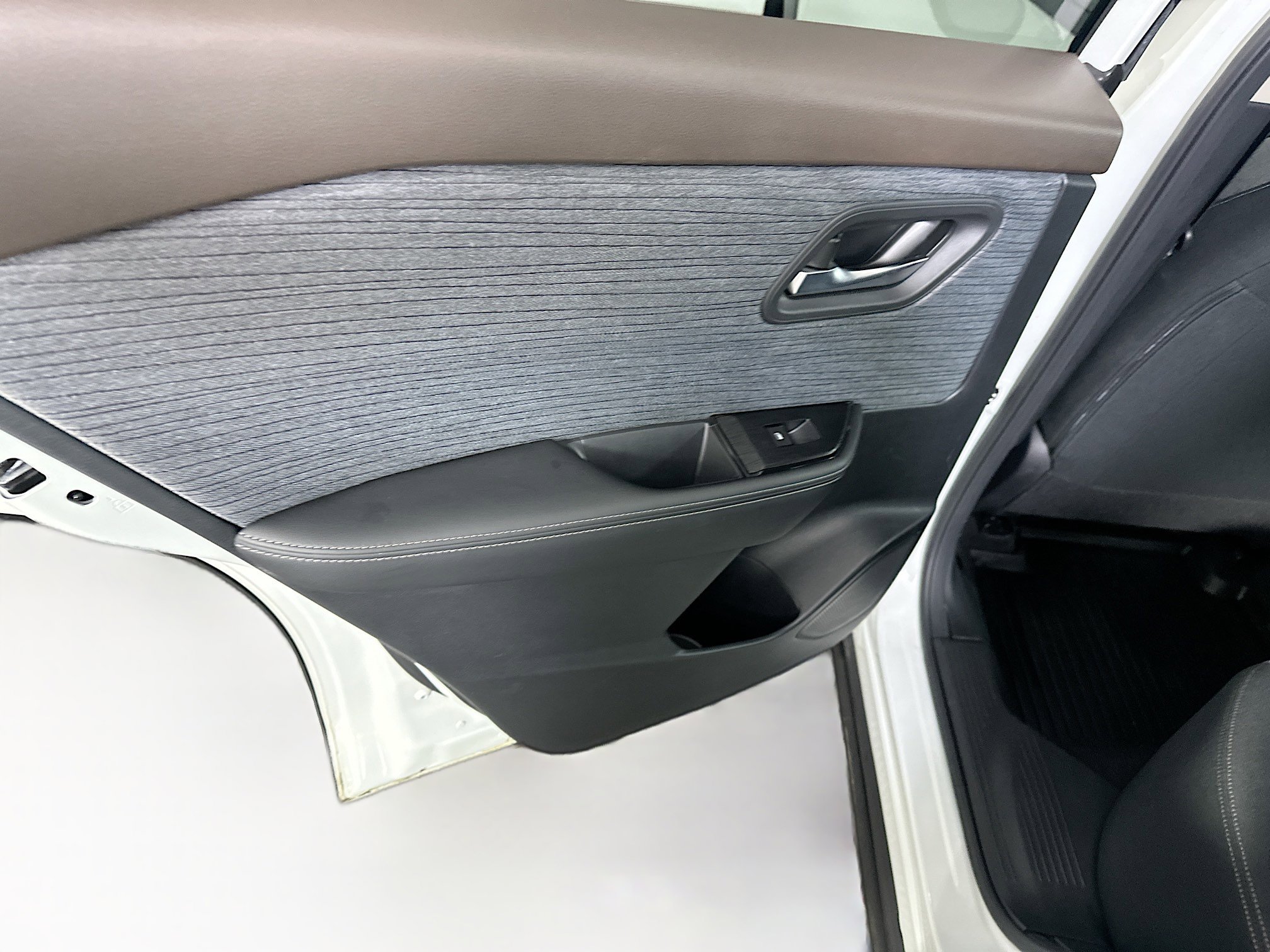 Used 2023 Nissan Rogue SV image 25