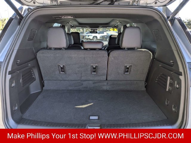 Used 2025 Chevrolet Traverse RS FWD image 12