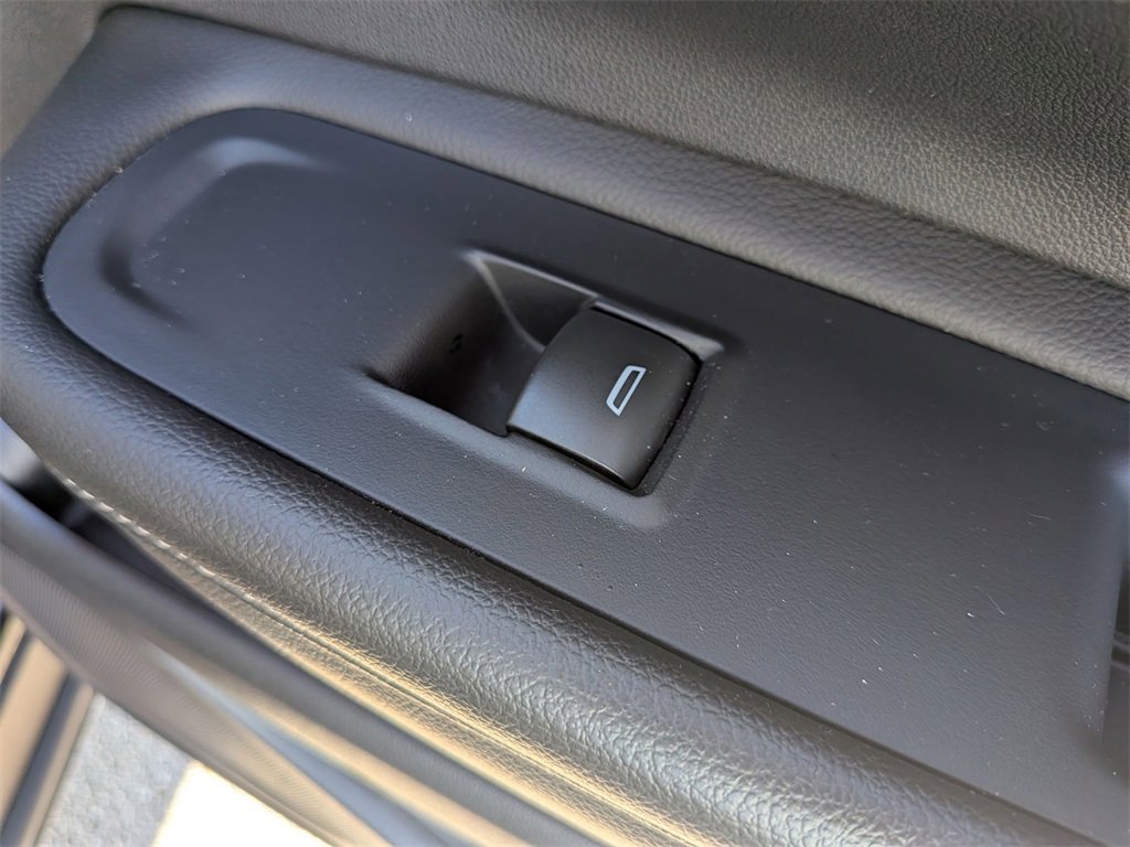 Used 2024 GMC Terrain SLT image 31