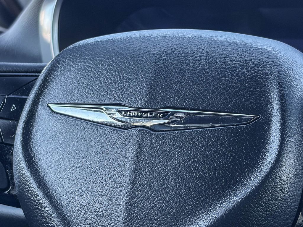 Used 2025 Chrysler Pacifica Premium image 22