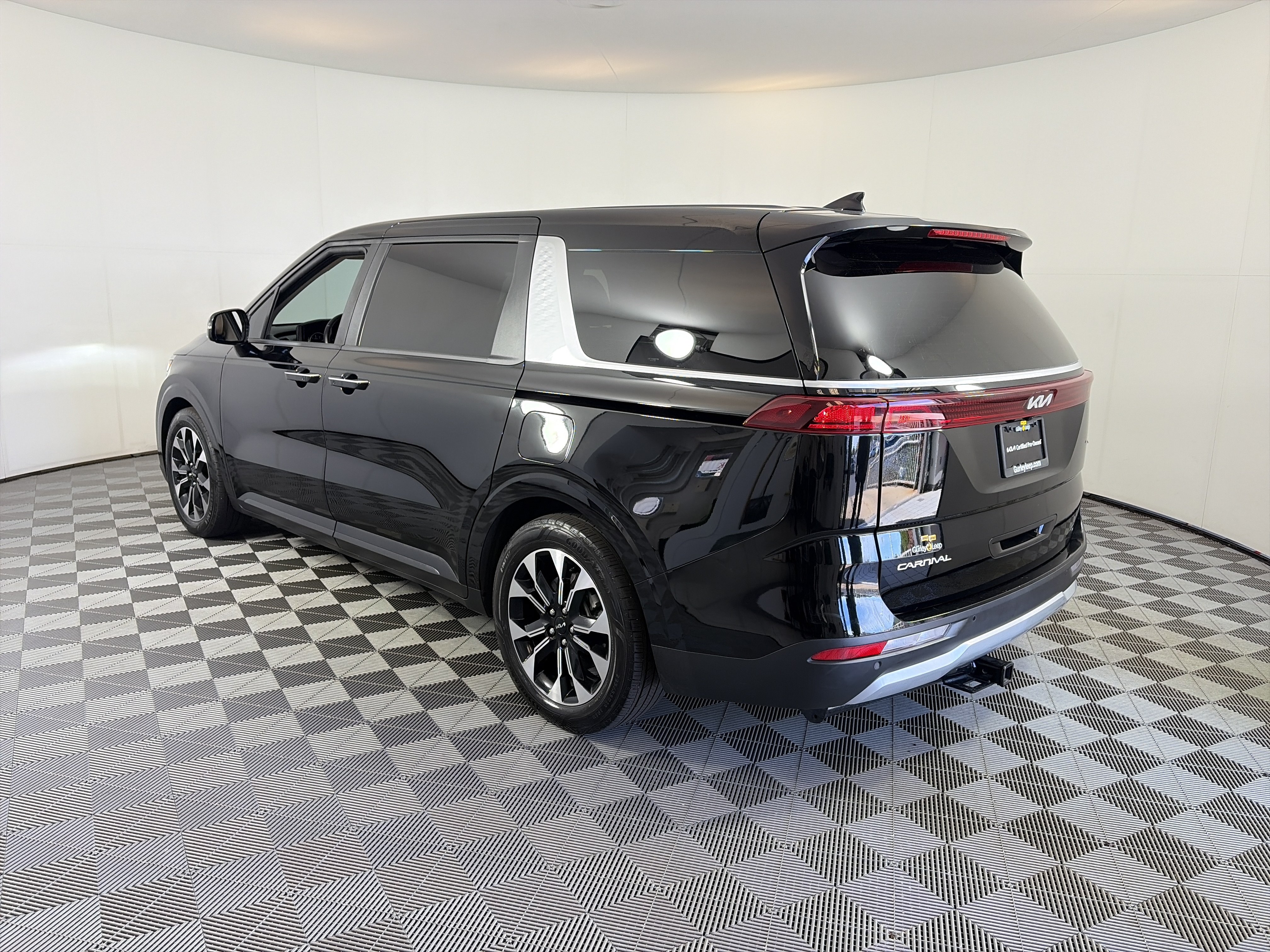 Certified 2023 Kia Carnival EX FWD image 9