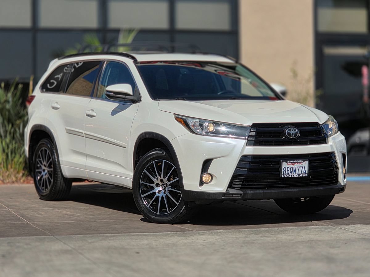 Used 2018 Toyota Highlander SE FWD image 3