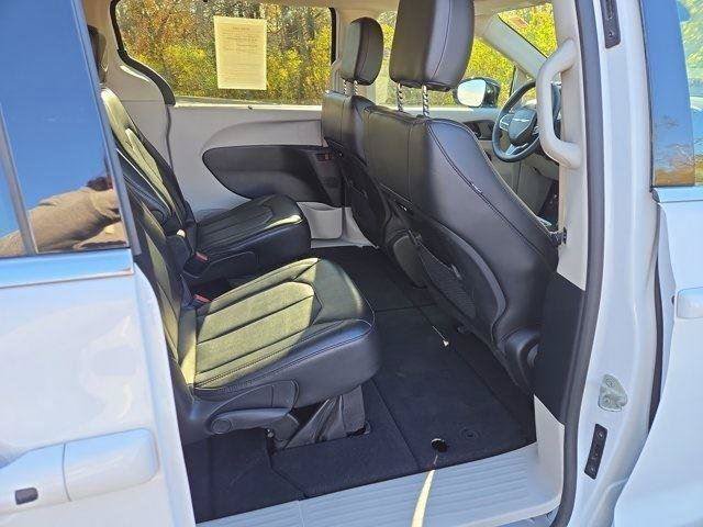 Used 2024 Chrysler Pacifica Touring-L FWD image 27