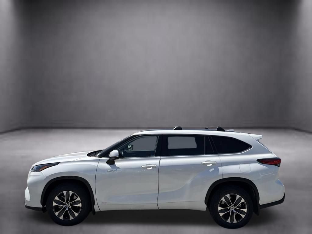 Used 2021 Toyota Highlander XLE AWD/4WD image 5