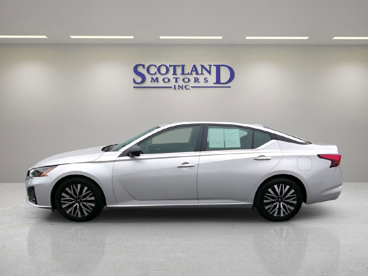 Used 2024 Nissan Altima 2.5 SV FWD image 1