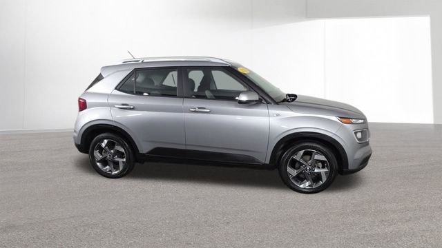 Used 2025 Hyundai Venue SEL image 2