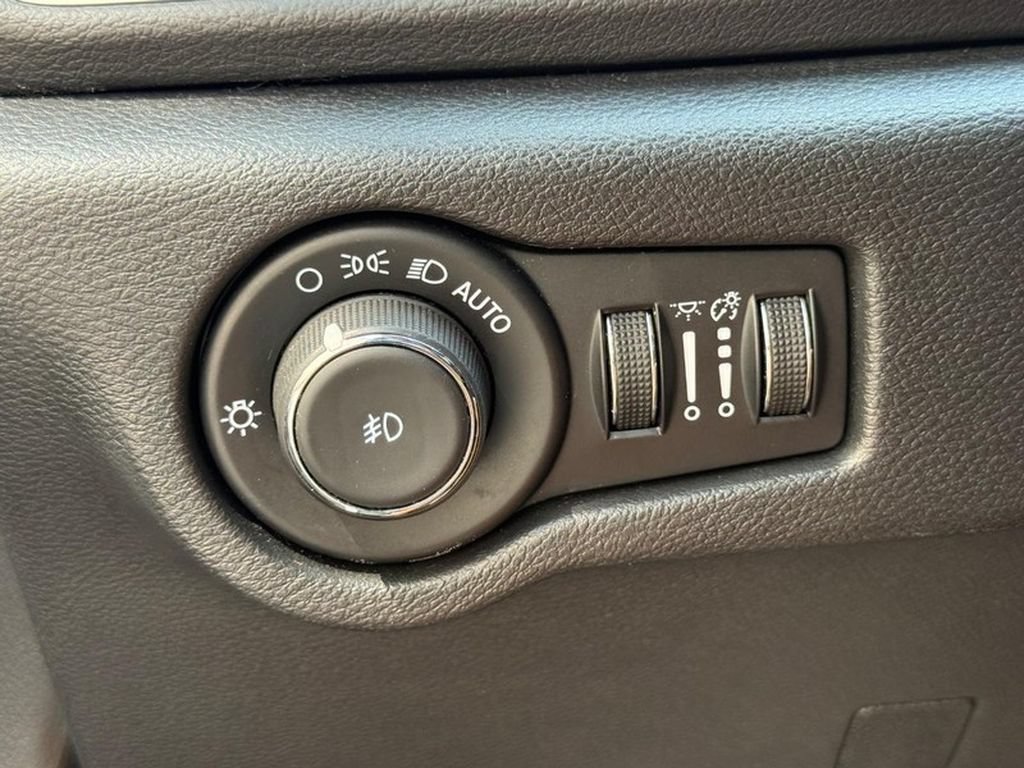 Used 2025 Chrysler Pacifica Select FWD image 29