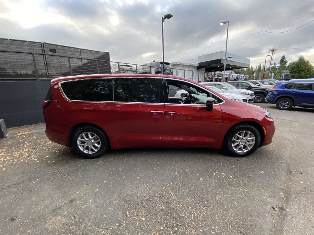 Used 2025 Chrysler Pacifica Select FWD image 7