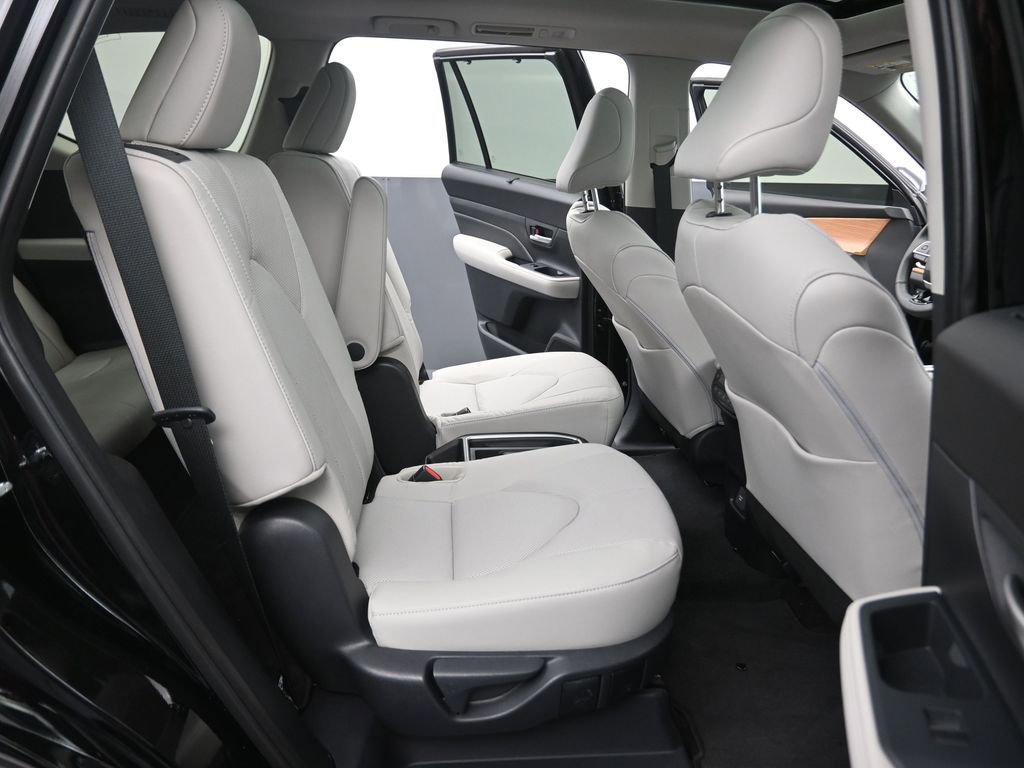 Used 2025 Toyota Grand Highlander AWD image 14
