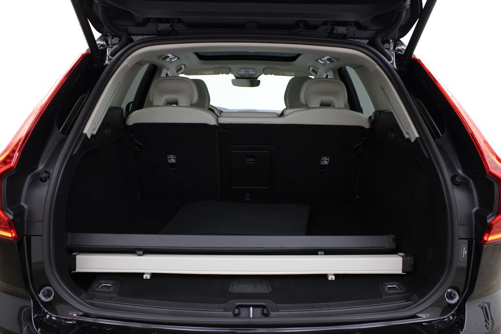 Used 2024 Volvo XC60 B5 Core AWD/4WD image 31