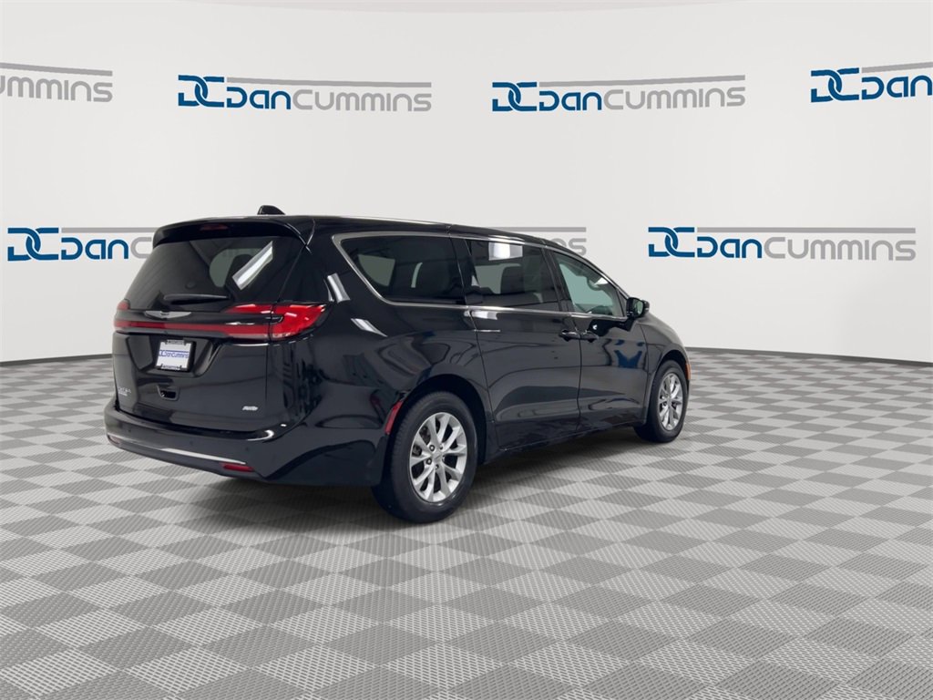 Used 2024 Chrysler Pacifica Touring-L image 8