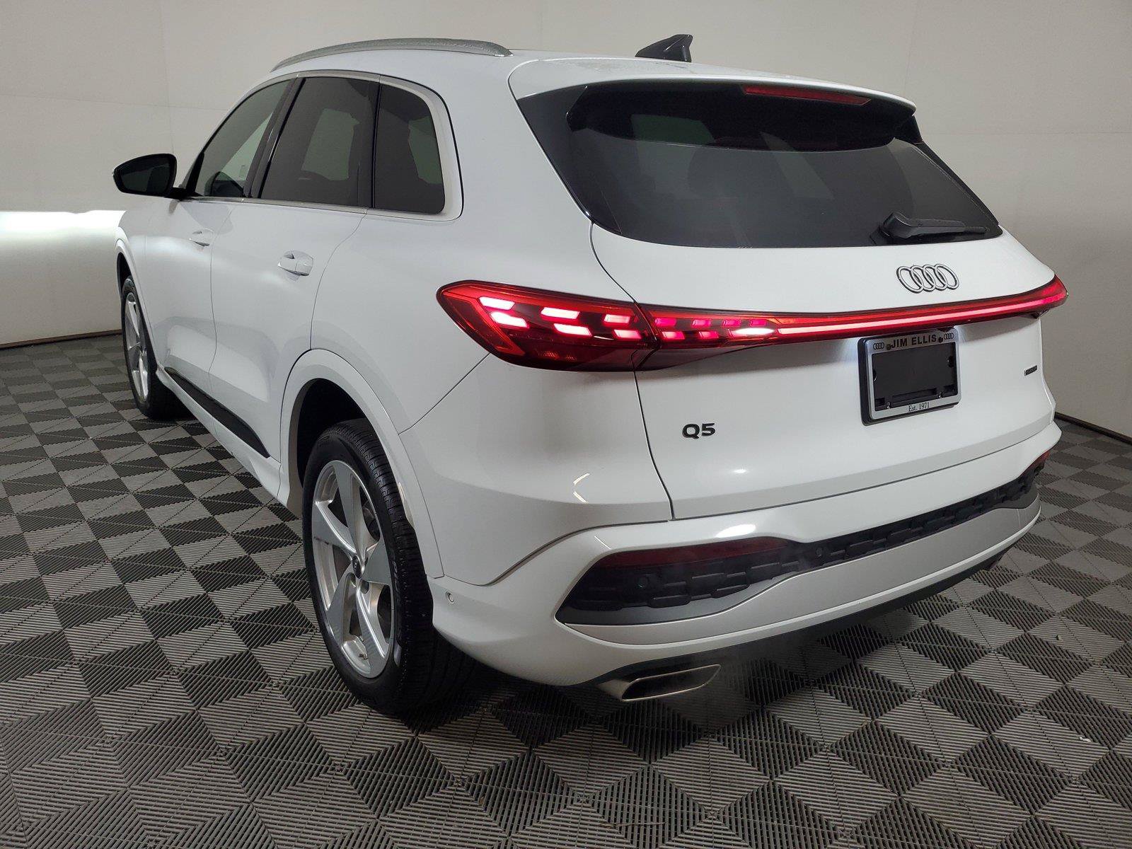 Used 2025 Audi Q5 Premium Plus w/ Premium Plus AWD/4WD image 4