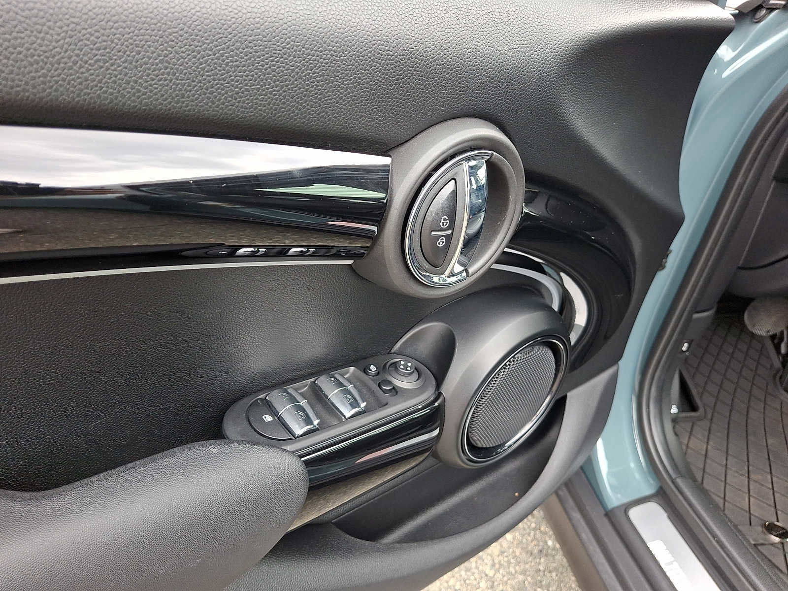 Used 2023 MINI Cooper 4-Door Hardtop w/ Multitone Edition image 13