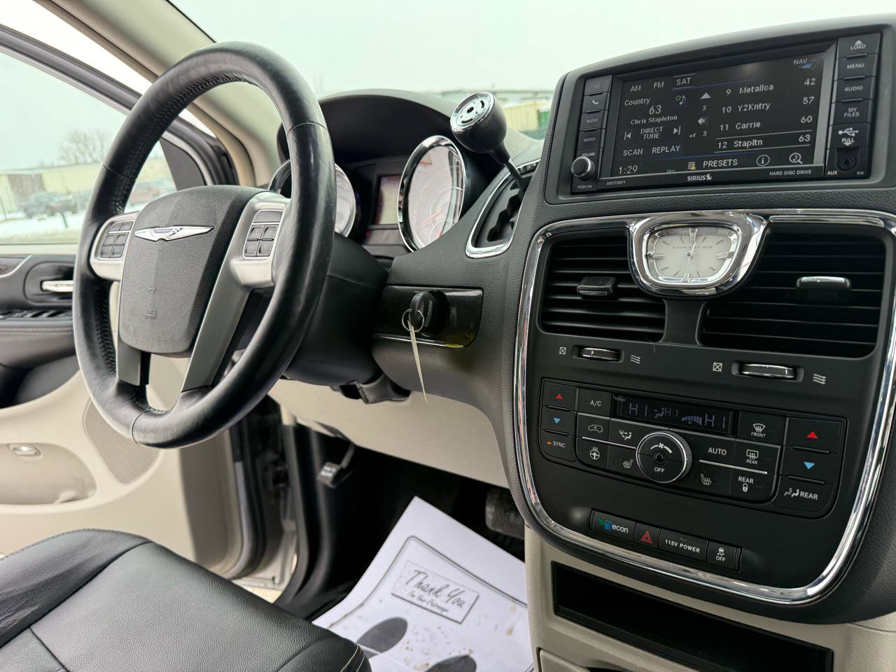 Used 2015 Chrysler Town & Country Touring w/ Driver Convenience Group image 32