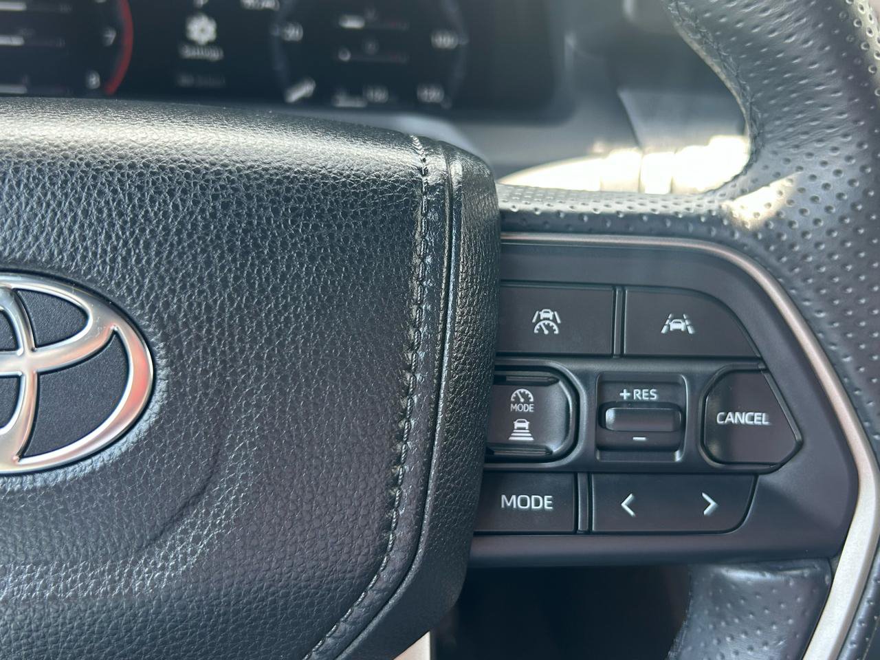Used 2025 Toyota 4Runner Trailhunter AWD/4WD image 28