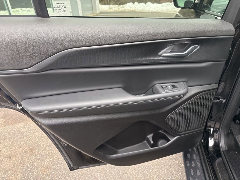 Used 2024 Jeep Grand Cherokee L Altitude image 31