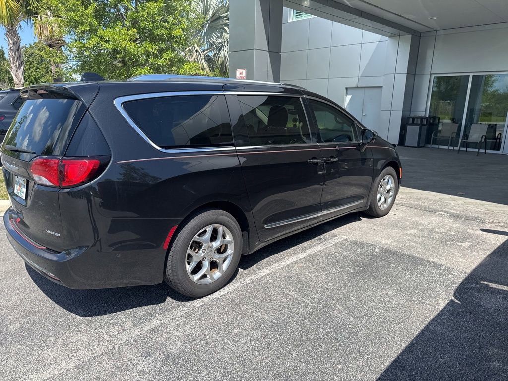 Used 2018 Chrysler Pacifica Limited w/ Advanced Safetytec Group FWD image 3