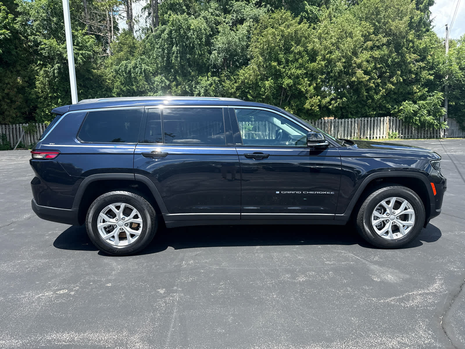Used 2023 Jeep Grand Cherokee L Limited w/ Luxury Tech Group II AWD/4WD image 2