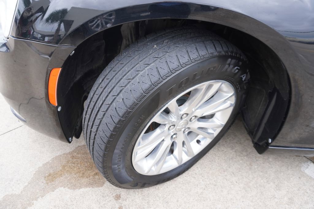 Used 2016 Chrysler 300 C RWD image 31