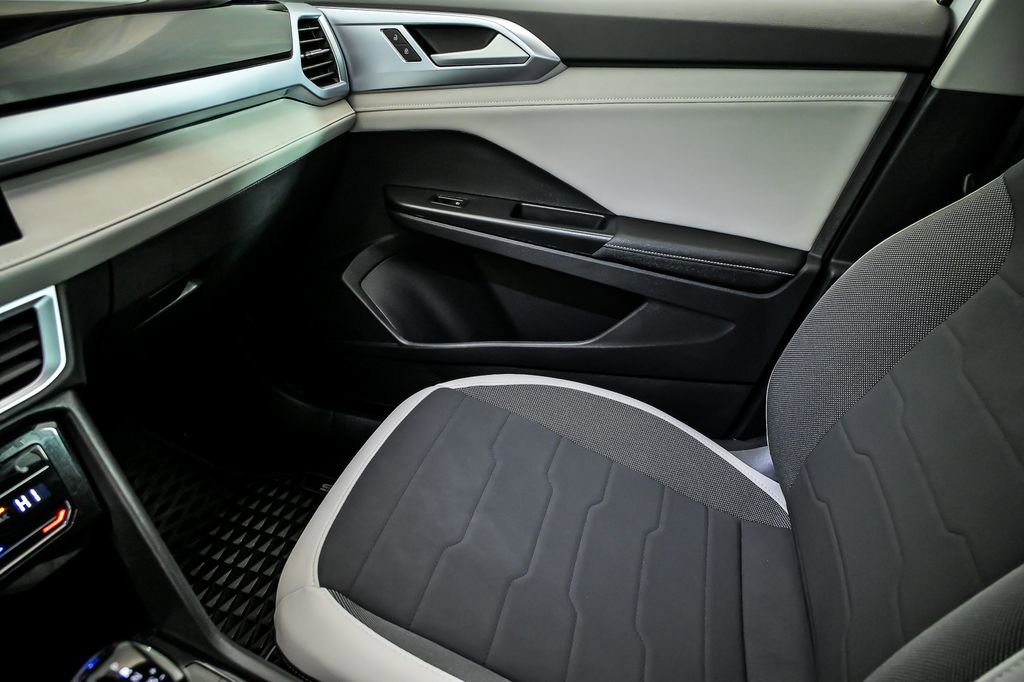 Used 2025 Volkswagen Taos SE w/ Panoramic Sunroof Package FWD image 22