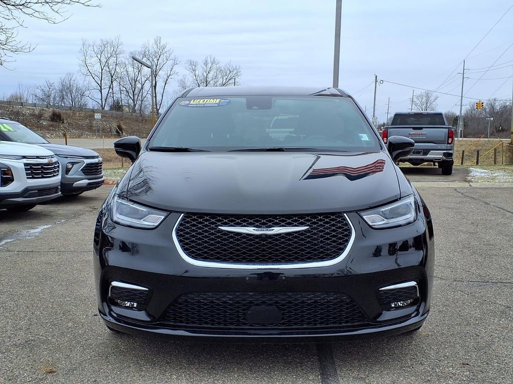 Used 2026 Chrysler Pacifica Select image 2