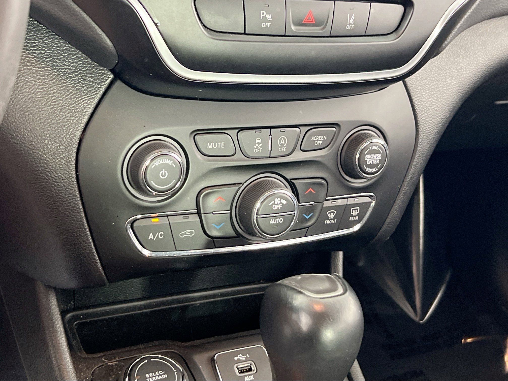 Used 2021 Jeep Cherokee Latitude Lux w/ Comfort/Convenience Group image 15