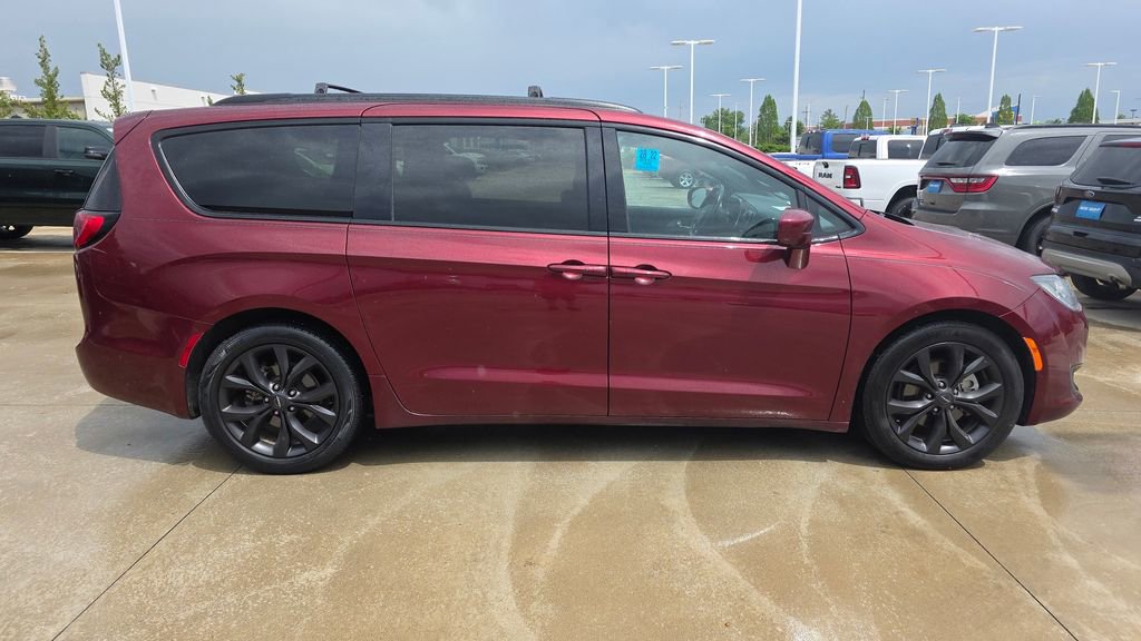 Used 2020 Chrysler Pacifica Touring-L Plus w/ Advanced Safetytec Group FWD image 6