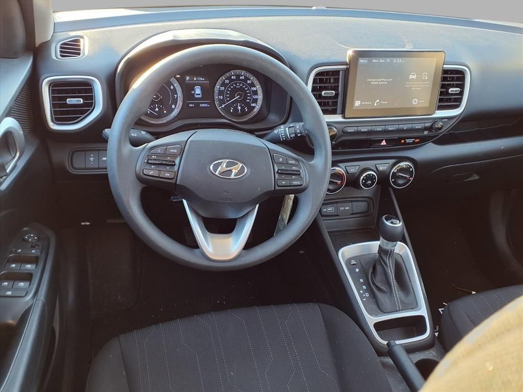 Used 2022 Hyundai Venue SE image 3