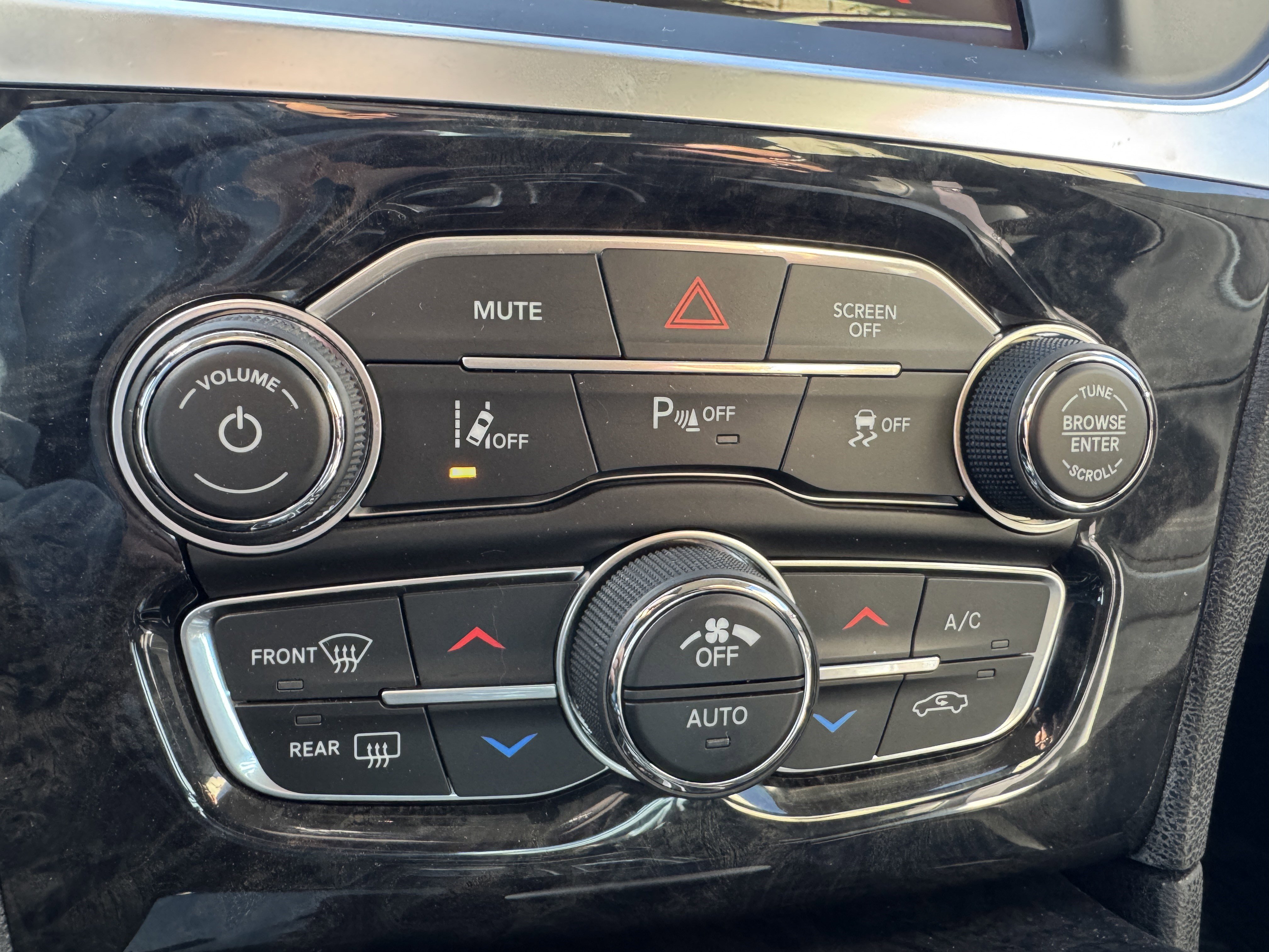 Used 2018 Chrysler 300 Limited w/ Safetytec Plus Group RWD image 27