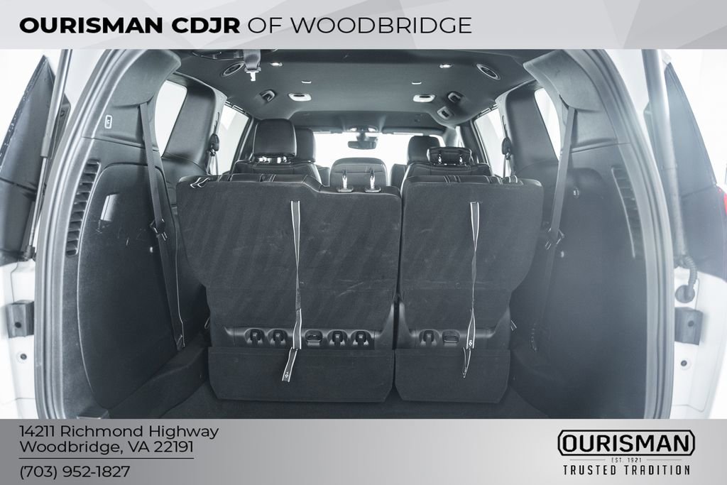 Used 2025 Chrysler Pacifica Select image 9