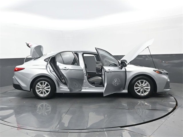 Used 2025 Toyota Camry LE image 29