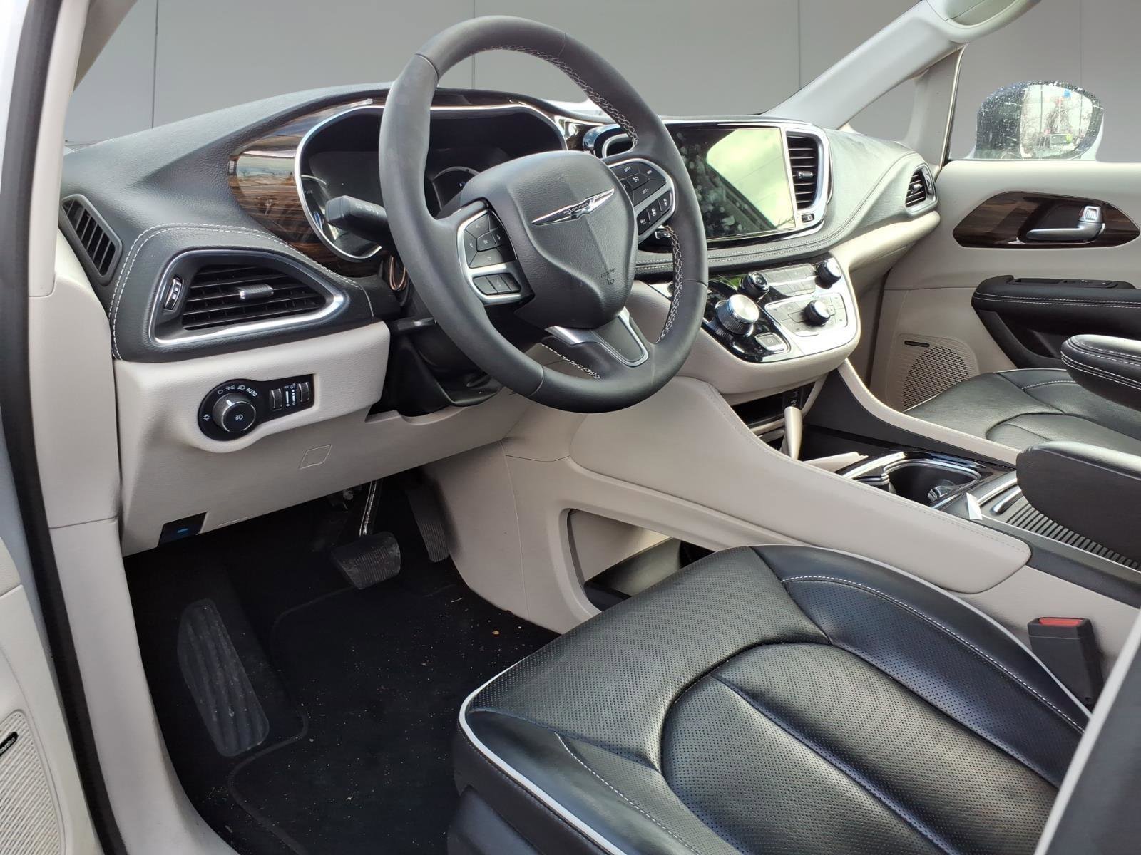 Used 2023 Chrysler Pacifica Limited w/ Uconnect Theater Family Group image 12