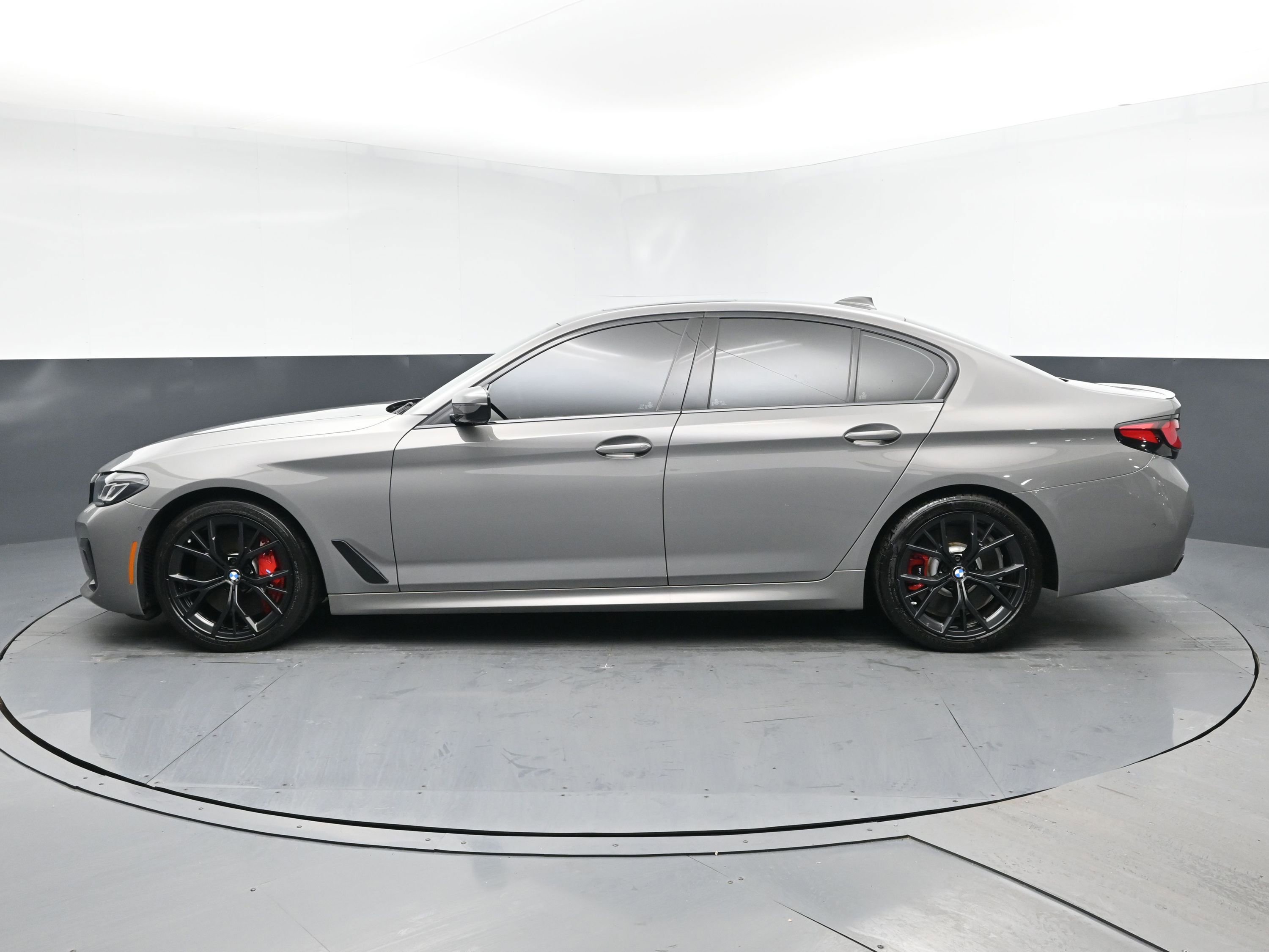 Used 2022 BMW M550i xDrive w/ Shadowloine Package AWD/4WD image 4