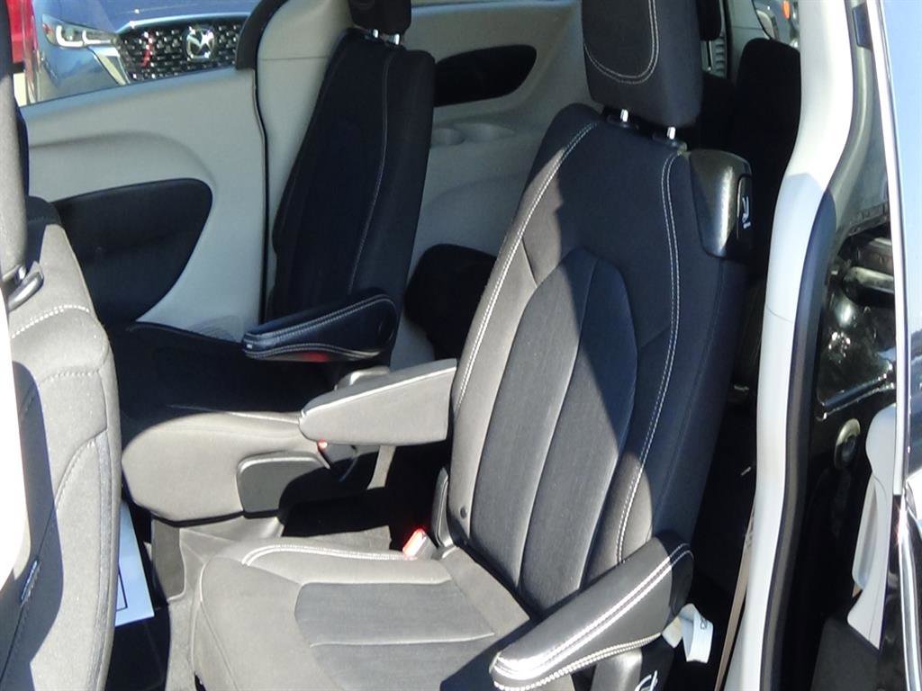 Used 2022 Chrysler Voyager LX image 12