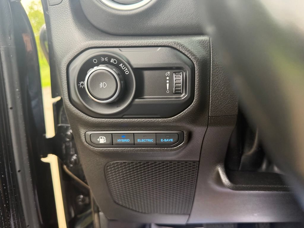 Used 2023 Jeep Wrangler Unlimited Sahara w/ Cold Weather Group AWD/4WD image 37