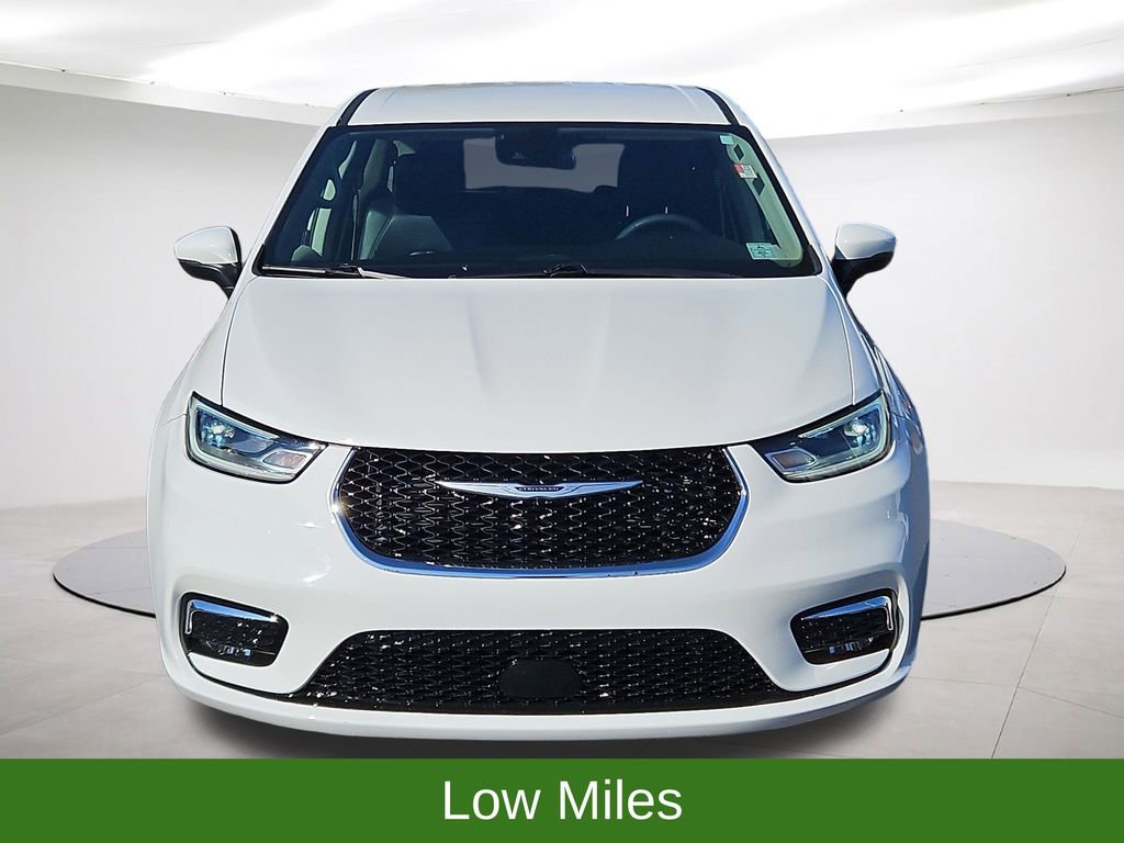 Used 2023 Chrysler Pacifica Touring-L video 2